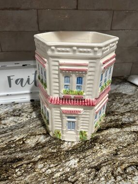 Ceramic utensil holder made in Brazil